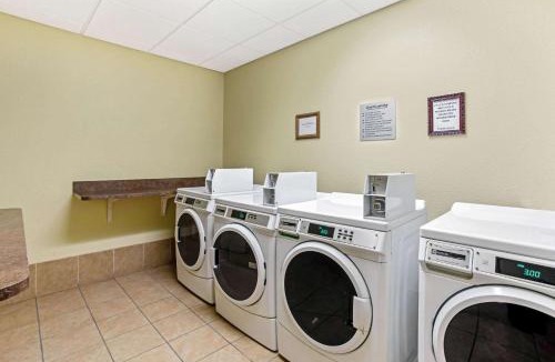 Montbello Hotel | La Quinta by Wyndham Denver Gateway Park
