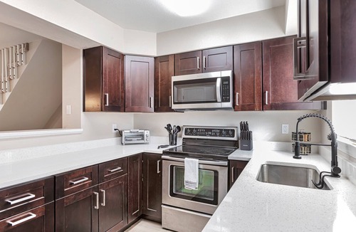 Lafayette House | Lafayette Townhouse Minutes from Good Samaritan Hospital