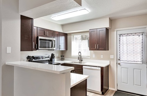 Lafayette House | Lafayette Townhouse Minutes from Good Samaritan Hospital