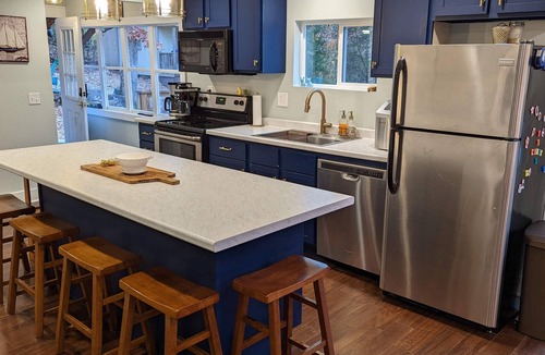 Eagle Rock House | Lake Front Cabin - Walk to the water