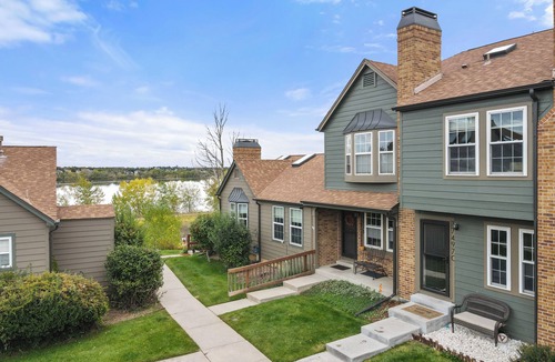 Prides Crossing House | LAKE VIEW 3-Bedroom/3-Bathroom Cozy townhome in Aurora, Family & Pet Friendly!