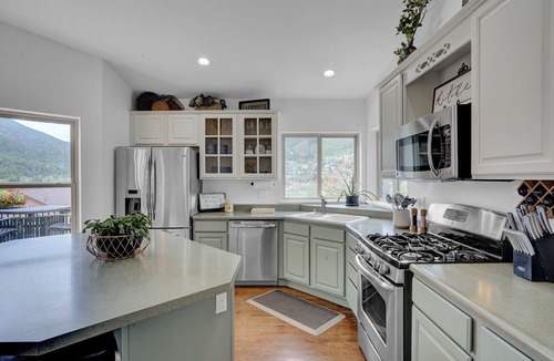 Palmer Lake House | Lake View 5-Bedroom House with a Mountain Backdrop