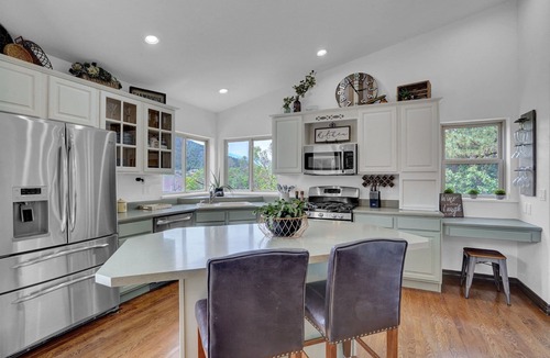 Palmer Lake House | Lake View 5-Bedroom House with a Mountain Backdrop