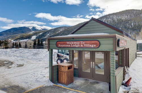 Lakeside Village Condo | Lakeside Condo in Keystone, Mountain & Lake Views, Walk to Shops, Restaurants