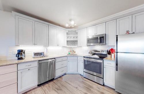 Dillon Apartment | Lakeside Mountain Retreat