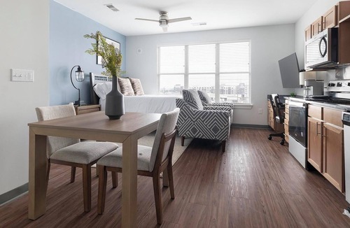 Five Points South Apartment | Landing | Modern Studio, Gym, Pool