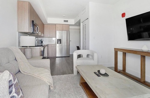 Hialeah Apartment | Landing | Spectacular 2BD, Gym