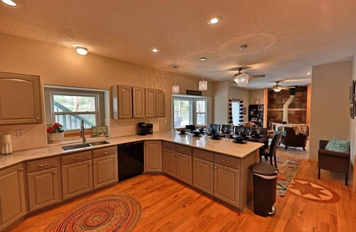Fraser House | Large 7 Bedroom Home, Mountain Setting, 3 family rooms, Hot Tub.