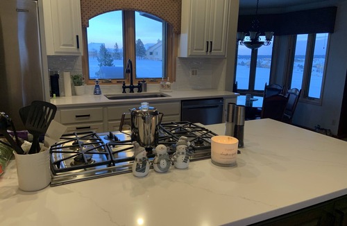 Monument House | Large estate with indoor pickleball, XL hot tub, sauna, golf & VIEWS galore!