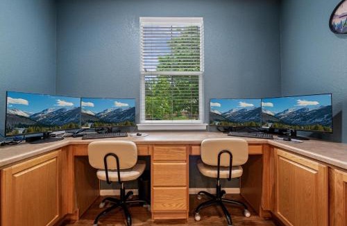 Commerce City House | Large home, Fenced in Back Yard, Cathedral Ceiling