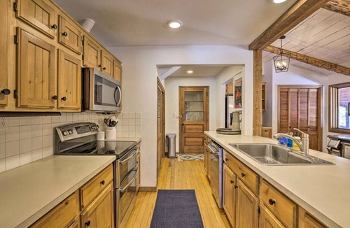 Fraser House | Large home on 5 acres, 5 bedrooms, 3 bathrooms and sleeps up to 14 people