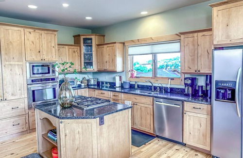 Steamboat Springs House | Large home with private hot tub and views for miles!