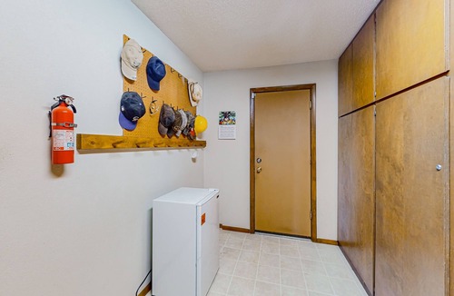 Alamosa House | Large home with western-theme, wood-burning fireplace- dog-friendly