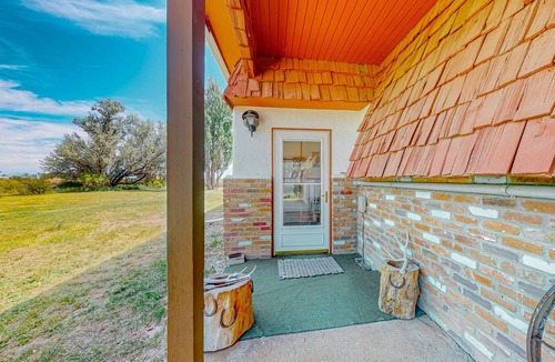 Alamosa House | Large home with western-theme, wood-burning fireplace- dog-friendly