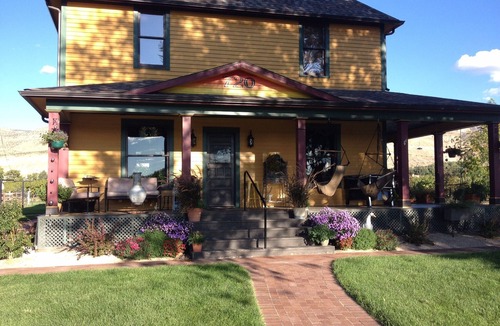 Palisade House | LARGE HOUSE - Perfect for groups! In the middle of WINE COUNTRY - WALK TO TOWN!