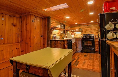 Estes Park Cabin | Legendary Exploration Cabin near Downtown and RMNP