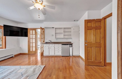 Whittier House | Light Filled Home with Flatiron Views. Walk to Pearl Street Mall