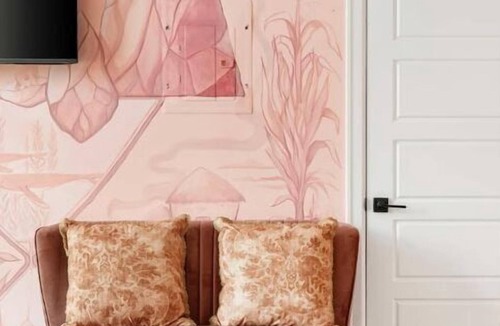 Golden Triangle Apartment | Lindee Zimmer Art Suite 208