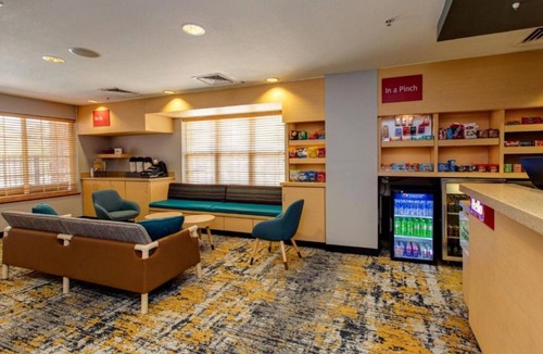 Ken Caryl House | Live life uninterrupted at our hotel in Littleton, Colorado