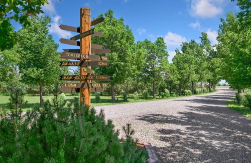 Loveland Apartment | Llama-Stay at Spooky Tooth Ranch – Mtn Views!