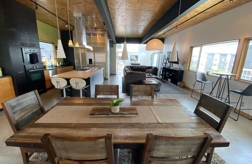 Highland House | Location, location, location! Perfect for entertaining in the Mile High State!