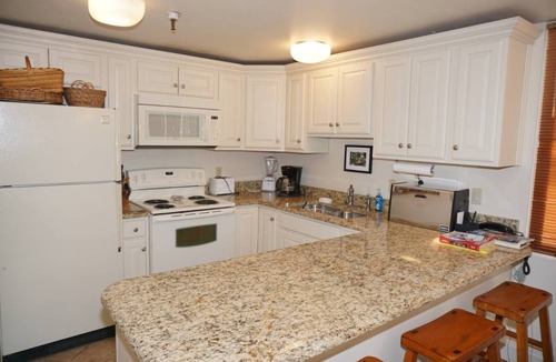 Aspen Condo | Location! Location! Location! Outstanding Views of Ajax (203040-6863)