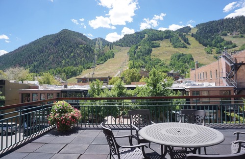 Aspen Condo | Location! Location! Location! Outstanding Views of Ajax (203040-6863)