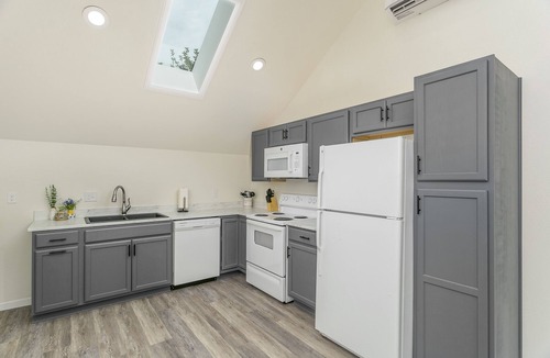Windsor House | Locust Loft in Old Town Windsor. Near main park.