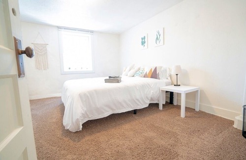 Congress Park Apartment | Loftium | Comfy Lower Suite in Congress Park!