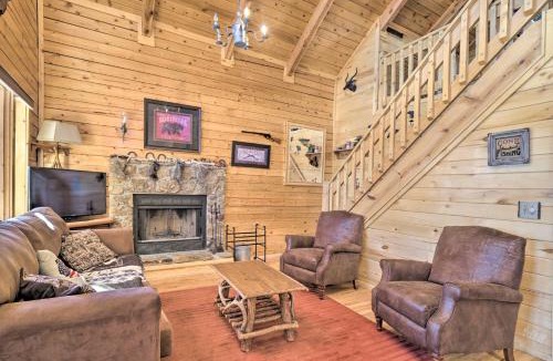 Florissant House | Log Cabin with Mountain Views about 30 Mi to Pikes Peak!