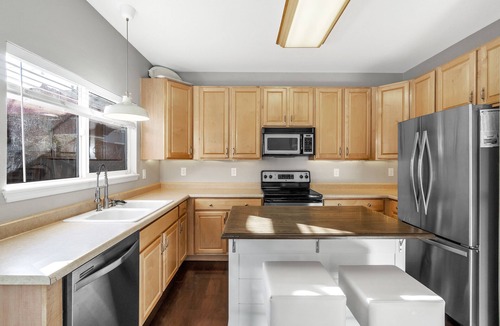 Parker House | Lovely 30-Day Boutique 3 Bedroom 3 Bath Furnished Rental