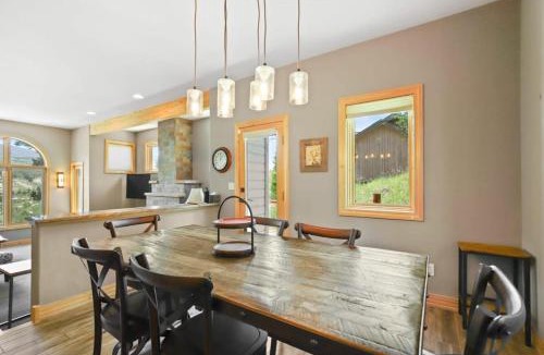 Three Peaks House | Lovely 3BR with Workspace Views Near Skiing Parks