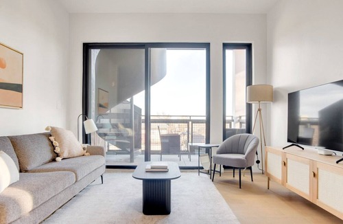 City Park West Apartment | Lovely City Park 2BR w/ Balcony & W/D, near Uptown dining, by Blueground