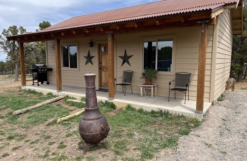 Montrose Cottage | Lovely cottage on horse farm with petting zoo and trails