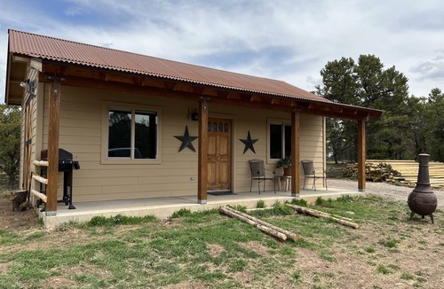 Montrose Cottage | Lovely cottage on horse farm with petting zoo and trails