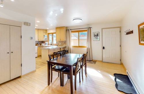 Carbondale Condo | Lovely mountain condo overlooking golf course with WiFi & private washer/dryer