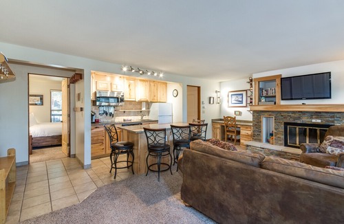 Bend Condo | Lovely Second Floor Seventh Mountain Resort Condo DCCA#076