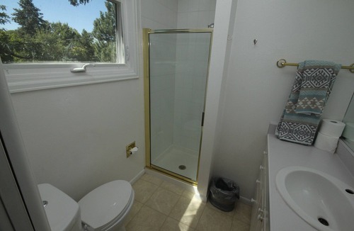 Cherry Knolls House | Lovely sunlit ranch style home with large fenced yard