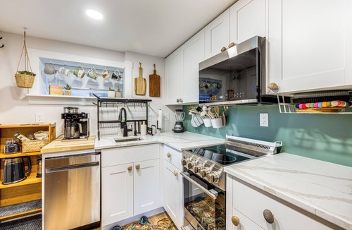 Manitou Springs Apartment | 'Lovers Lane Chalet' Dtwn Manitou Springs Studio!