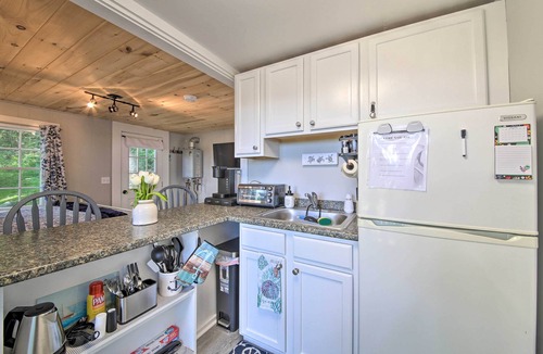 Edgecomb Apartment | Lush Edgecomb Studio Cottage w/Fire Table!