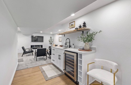 Allendale Area House | Lux 5 BR home w/Jacuzzi | Firepit | Wet Bar | Foosball