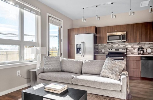 West Highland Apartment | Lux Highland Studio w/ Gym & Business Center, walk to bars, by Blueground