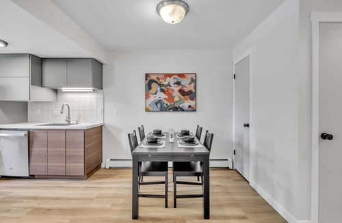 East Boulder Condo | LUX Modern Condo - POOL - Free Parking - CLEAN