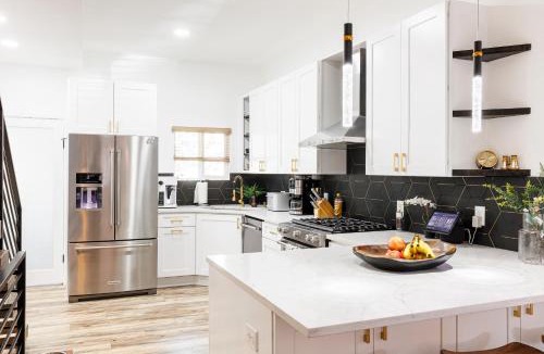 Highland House | Lux Newly Remodeled DT, Patio, Fully Stocked 5Bd, 3Ba