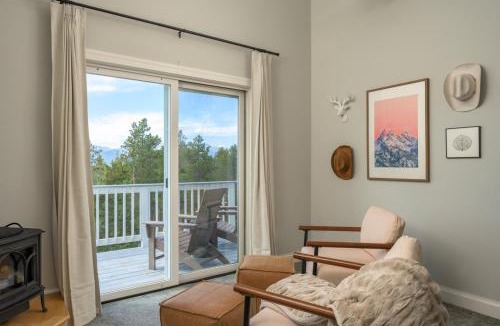 Black Hawk House | Luxe 4BR Mtn Retreat With Stunning Views Near Ski AndHikes
