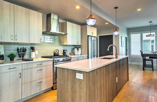 West Colfax Apartment | Luxe Denver Townhome: Hot Tub + City Views!