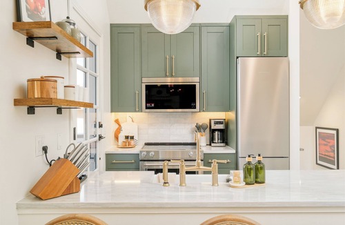 Sloan Lake Apartment | Luxe Designer Flat on Sloans Lake w/Rooftop Deck