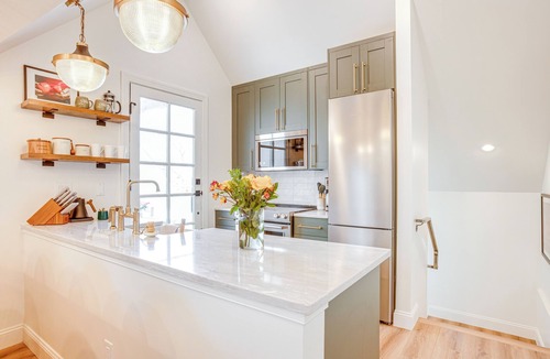 Sloan Lake Apartment | Luxe Designer Flat on Sloans Lake w/Rooftop Deck