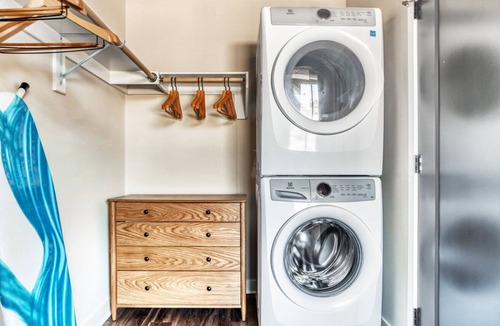 Golden Triangle Apartment | Luxe Golden Triangle 1BR w/ Pool, Gym & W/D, next to Park, by Blueground
