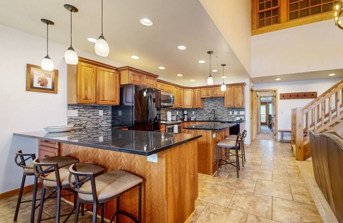 Vail Condo | Luxe ski-in/out Lionshead home w/fireplace, fast WiFi, W/D, shared pool/hot tubs